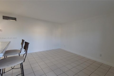 Condo in Miami, Florida, 1 bedroom  № 1952627 - photo 12