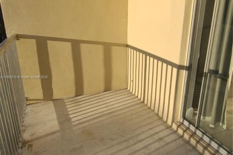 Condo in Miami, Florida, 1 bedroom  № 1952627 - photo 9