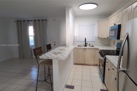 Condo in Miami, Florida, 1 bedroom  № 1952627 - photo 17