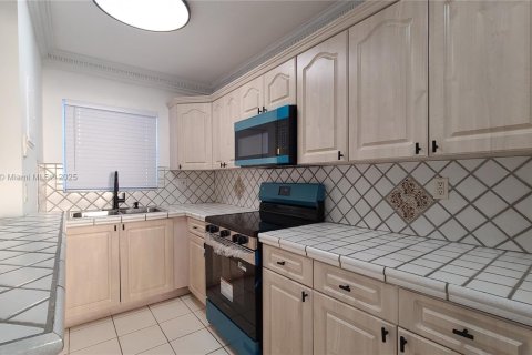 Condo in Miami, Florida, 1 bedroom  № 1952627 - photo 15