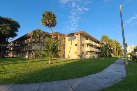 Condo in Miami, Florida, 1 bedroom  № 1952627 - photo 1