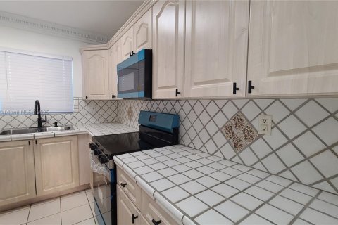 Condo in Miami, Florida, 1 bedroom  № 1952627 - photo 16