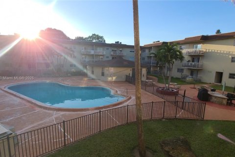 Condo in Miami, Florida, 1 bedroom  № 1952627 - photo 7