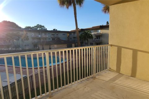 Condo in Miami, Florida, 1 bedroom  № 1952627 - photo 11