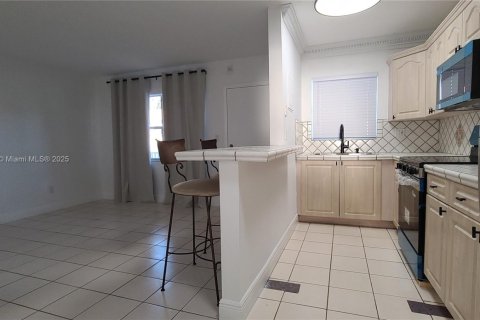 Condo in Miami, Florida, 1 bedroom  № 1952627 - photo 18