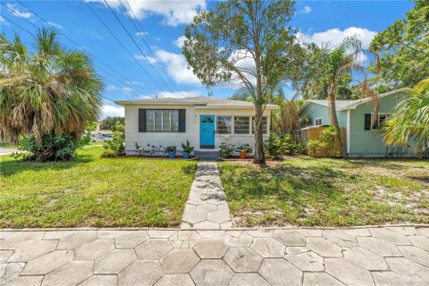 House in Saint Petersburg, Florida 3 bedrooms, 117.06 sq.m. № 2349165