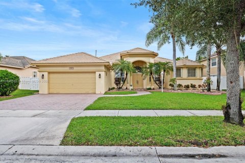 Villa ou maison à louer à Pembroke Pines, Floride: 5 chambres, 262.82 m2 № 1964109 - photo 1