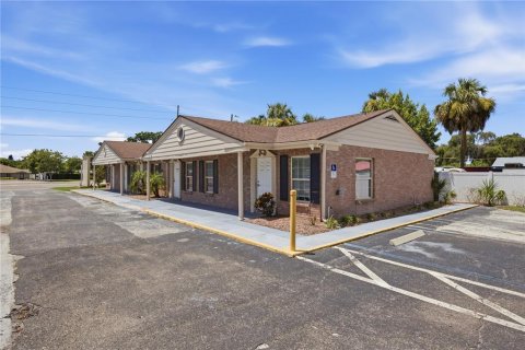 Commercial property in New Port Richey, Florida 258.64 sq.m. № 2308339 - photo 2