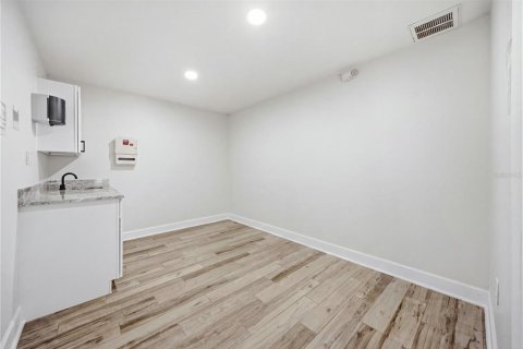 Commercial property in New Port Richey, Florida 258.64 sq.m. № 2308339 - photo 19