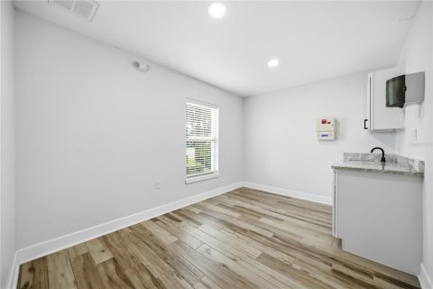 Commercial property in New Port Richey, Florida 258.64 sq.m. № 2308339 - photo 23
