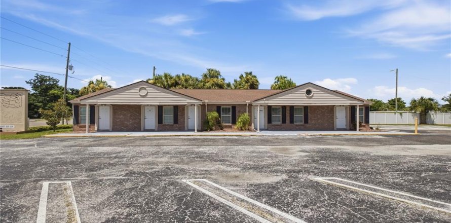 Commercial property in New Port Richey, Florida 258.64 sq.m. № 2308339