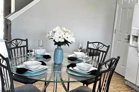 Снять в аренду таунхаус в Киссимми, Флорида 5 комнат, 110.27м2, № 2226308 - фото 7
