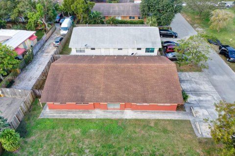 Propiedad comercial en venta en Fort Lauderdale, Florida, 195 m2 № 2002621 - foto 19