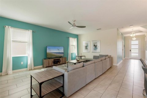 House in Davenport, Florida 6 bedrooms, 310.2 sq.m. № 1592910 - photo 14