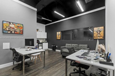 Commercial property in Miami, Florida № 2000626 - photo 3