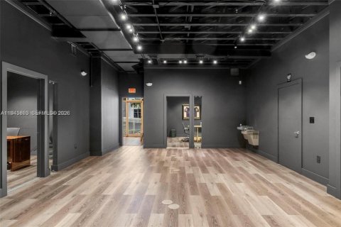 Commercial property in Miami, Florida № 2000626 - photo 2