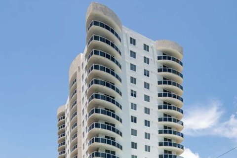 Apartamento en venta en Miami, Florida, 1 dormitorio, 62 m2 № 102584 - foto 1