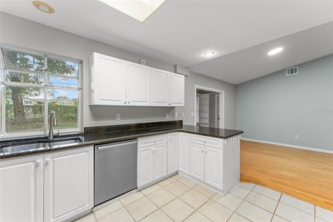 House in Orlando, Florida 3 bedrooms, 129.69 sq.m. № 2151994 - photo 15