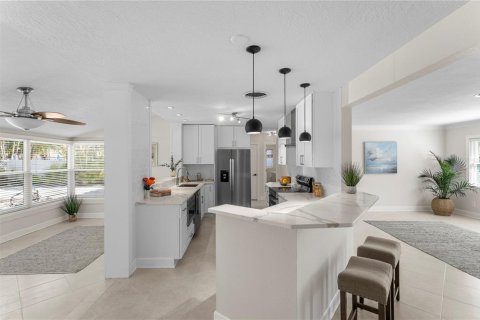 Villa ou maison à vendre à Saint Petersburg, Floride: 4 chambres, 228.73 m2 № 2142284 - photo 11