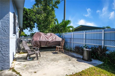 House in Homestead, Florida 4 bedrooms, 125.42 sq.m. № 1956755 - photo 17