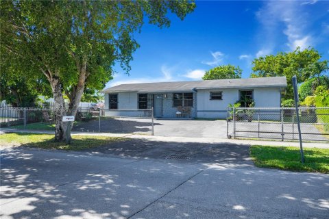 House in Homestead, Florida 4 bedrooms, 125.42 sq.m. № 1956755 - photo 19