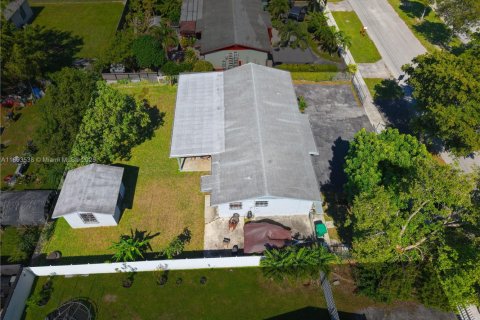 House in Homestead, Florida 4 bedrooms, 125.42 sq.m. № 1956755 - photo 21