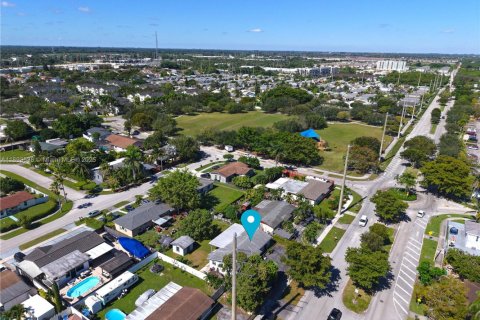 House in Homestead, Florida 4 bedrooms, 125.42 sq.m. № 1956755 - photo 20