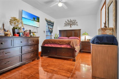 House in Homestead, Florida 4 bedrooms, 125.42 sq.m. № 1956755 - photo 8
