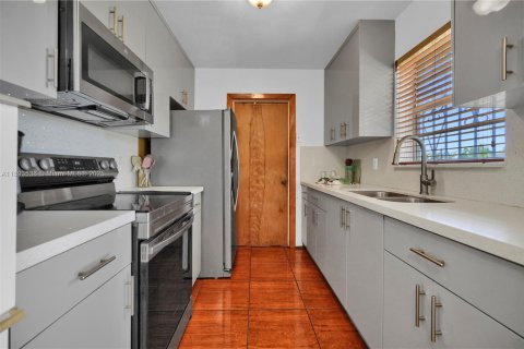 House in Homestead, Florida 4 bedrooms, 125.42 sq.m. № 1956755 - photo 2