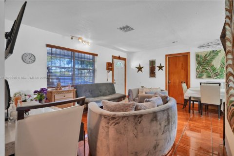 House in Homestead, Florida 4 bedrooms, 125.42 sq.m. № 1956755 - photo 6