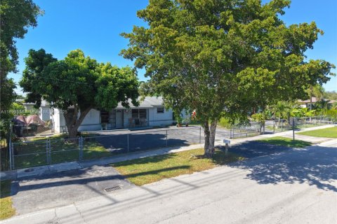 House in Homestead, Florida 4 bedrooms, 125.42 sq.m. № 1956755 - photo 24