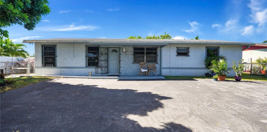House in Homestead, Florida 4 bedrooms, 125.42 sq.m. № 1956755