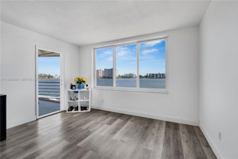 Condominio en Miami, Florida, 1 dormitorio  № 1996710