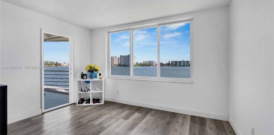 Condominio en Miami, Florida, 1 dormitorio  № 1996710