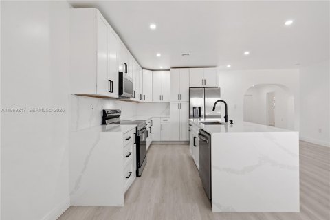 House in Lauderhill, Florida 5 bedrooms № 2030291