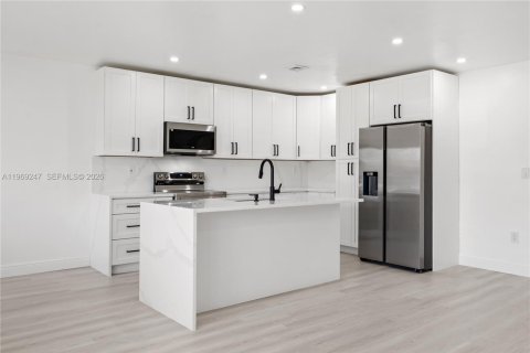 Villa ou maison à vendre à Lauderhill, Floride: 5 chambres № 2030291 - photo 2