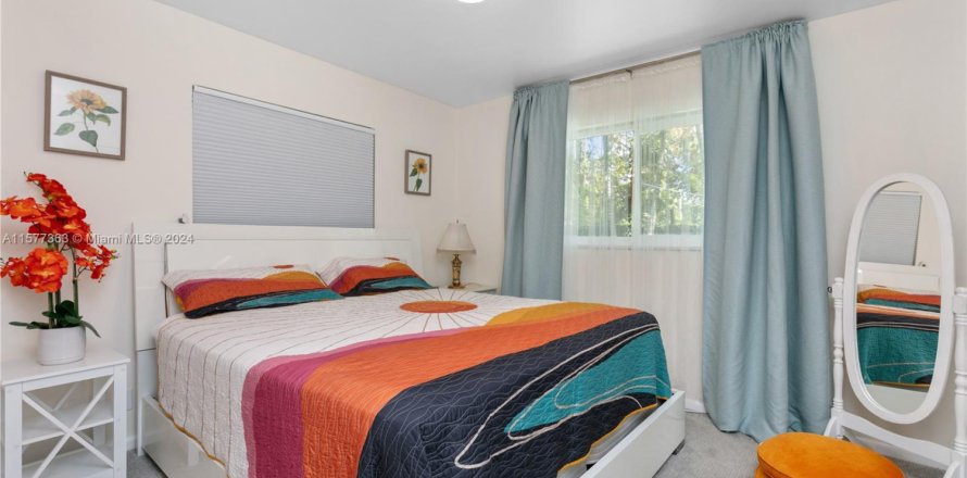House in Oakland Park, Florida 3 bedrooms, 125.14 sq.m. № 1862192