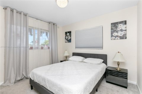 House in Oakland Park, Florida 3 bedrooms, 125.14 sq.m. № 1862192 - photo 6