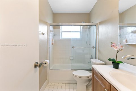 House in Oakland Park, Florida 3 bedrooms, 125.14 sq.m. № 1862192 - photo 5