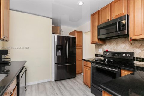 House in Oakland Park, Florida 3 bedrooms, 125.14 sq.m. № 1862192 - photo 16