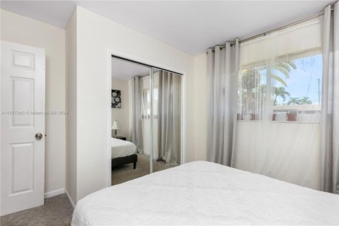 House in Oakland Park, Florida 3 bedrooms, 125.14 sq.m. № 1862192 - photo 7
