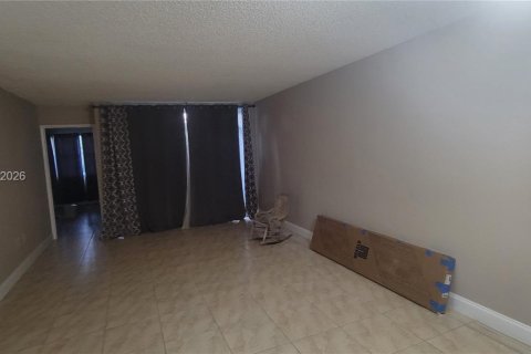 Condo in Doral, Florida, 2 bedrooms  № 2009878 - photo 7