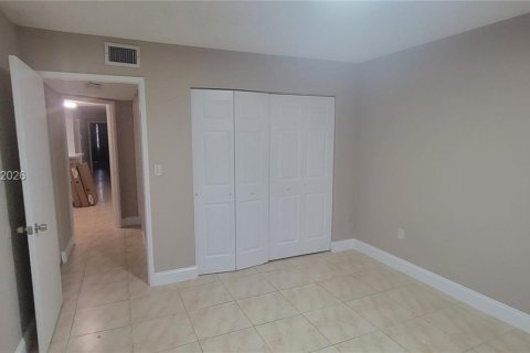 Condo in Doral, Florida, 2 bedrooms  № 2009878 - photo 9