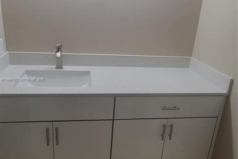 Condo in Doral, Florida, 2 bedrooms  № 2009878 - photo 6