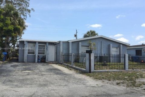 Casa en alquiler en Hollywood, Florida, 4 dormitorios, 169.73 m2 № 1991885 - foto 1