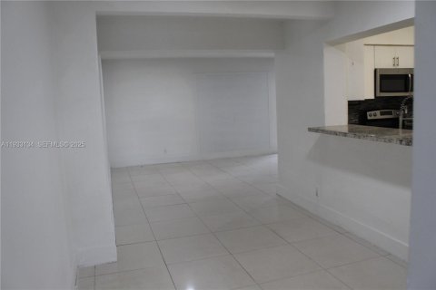 Casa en alquiler en Hollywood, Florida, 4 dormitorios, 169.73 m2 № 1991885 - foto 9