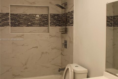 Casa en alquiler en Hollywood, Florida, 4 dormitorios, 169.73 m2 № 1991885 - foto 16