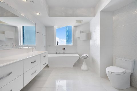 Condominio en venta en Sunny Isles Beach, Florida, 2 dormitorios, 147.06 m2 № 1869952 - foto 13