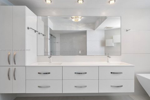 Condominio en venta en Sunny Isles Beach, Florida, 2 dormitorios, 147.06 m2 № 1869952 - foto 12