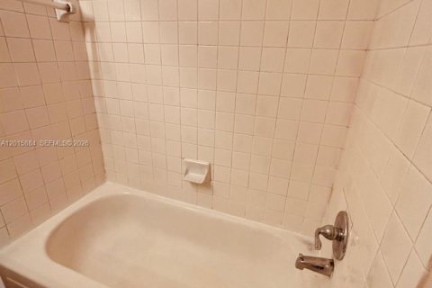 Copropriété à louer à Oakland Park, Floride: 1 chambre, 77.48 m2 № 2089644 - photo 12